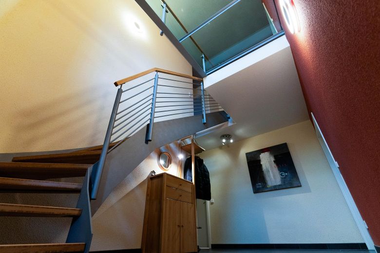 Casa passiva PLUS di architetto, classe energetica A+ (5,0 kWh/m²a) a Weisenheim am Sand – Treppenaufgang mit Glasboden