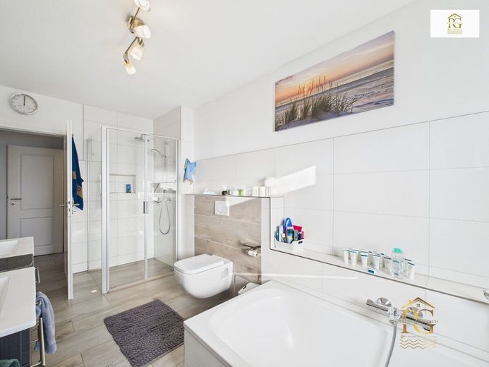 Gehobenes Einfamilienhausnah der Elbe mit 1.510 qm Grundstück in ruhiger Wohnlage/ Bj.2009 EG saniert 2023 neuwertig/360 Grad Rundgang beim Expose – Badezimmer EG mit Badewanne/Dusche