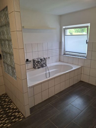 Einzelhaus in ruhiger Dorflage – Badewannenbereich
