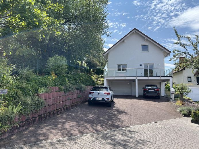 3,5Zi-Maisonette-Wohnung,2Garagen,Balkon,Küche,Kamin,GästeWC,Niedernhausen,Schäfersberg. – Ansicht von außen (PkwZufahrt)
