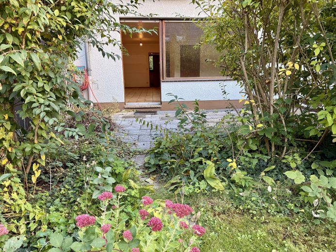 Yenilikler için sağlam bir temel - Modernize edilecek ebeveyn evi – Terrasse und Garten
