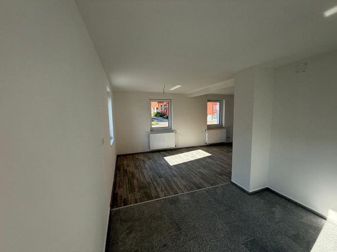 Modernisiertes Einfamilienhaus mit separatem Wohnbereich und großem Garten in Lonnerstadt – Zimmer 1 OG (2)