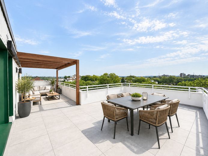 Exklusiver Wohntraum über Köln: Penthouse mit spektakulärer 97 m² Dachterrasse, Provisionsfrei – Dachterrasse (KI-möbliert)