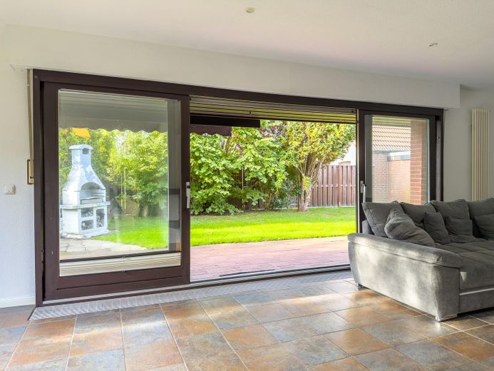 Bungalow ben tenuto a Marne con tetto nuovo, giardino appartato, camino e impianto fotovoltaico – Wohnzimmer