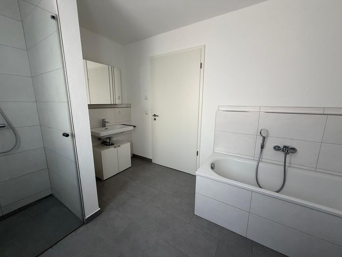 Wunderschöne 3,5-Zimmer-OG-Neubauwohnung in Randlage in Heldenstein – Bad