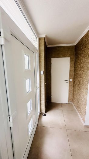 Casa unifamiliare modernizzata con 187 m² di superficie abitabile, 6 locali, garage e giardino, senza intermediario – Eingang und Garderobe