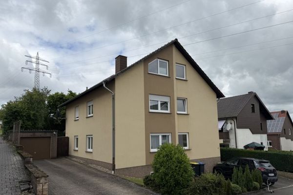 Püttlingen-Köllerbach: Aantrekkelijk 3-gezinswoning met tuin, 2 garages en parkeerplaats op goede locatie