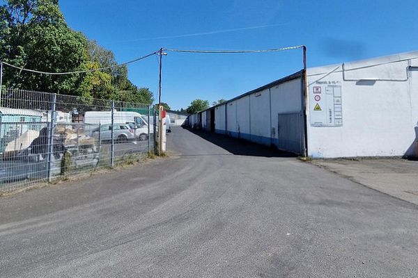 323 m² opslaghal met maximaal 6,6 m plafondhoogte – geschikt voor zwaarbelastbare magazijnstellingen – vanaf 01.12. in Keulen