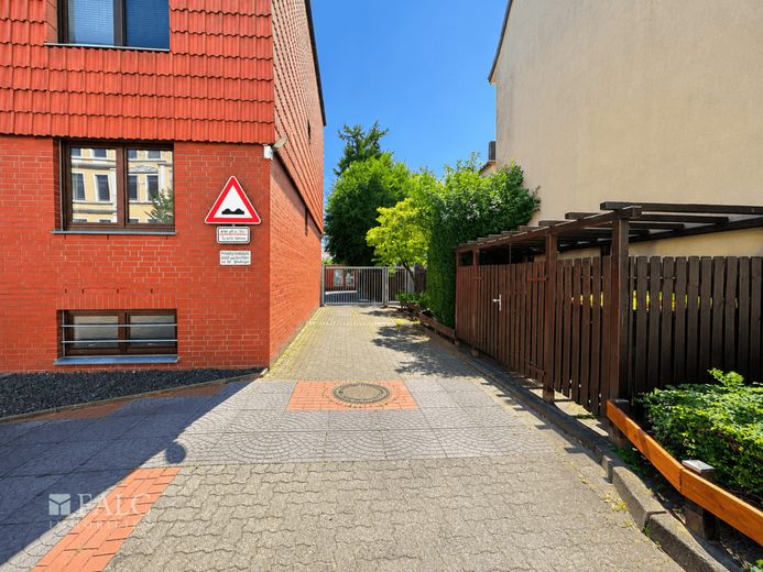 Gepflegte 2-Zimmer-ETW mit Balkon, Stellplatz und EBK - ideal für Eigennutzer und Kapitalanleger – Zufahrt zum Stellplatz mit elektrischem Tor