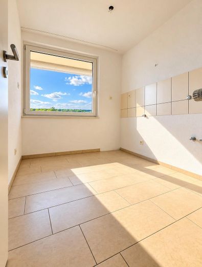 Hannover-Bemerode'un sakin ve seçkin konumunda cazip 3 odalı daire (72 m²) – Küche zum Westen