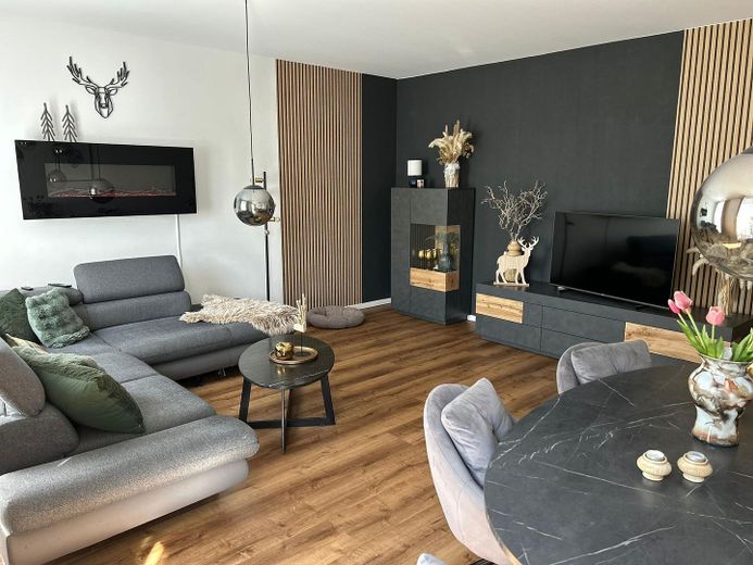Biederitz'de bahçeli, ısı pompalı ve iki araç park yerli yeni değerinde ikiz ev – Wohnzimmer