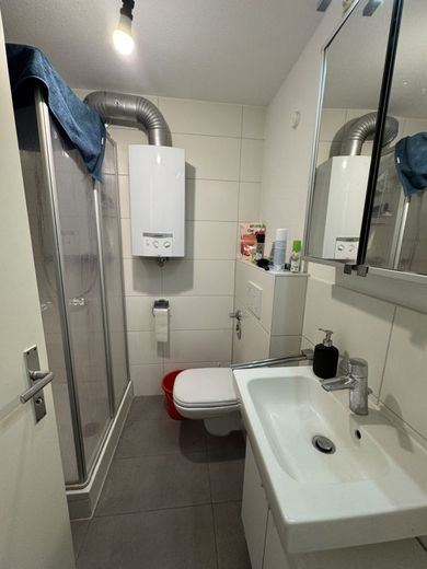 Zwei Wohnungen, ein Deal — Dachgeschossensemble im Herzen von Stuttgart‑West – Bad Whg. 1