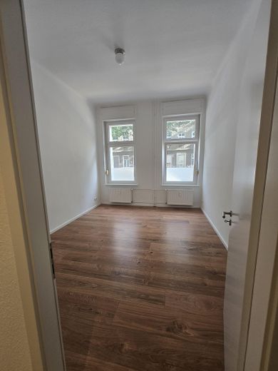 Berlin-Weißensee'de hemen taşınılabilir yenilenmiş daire 2 oda / 67 m2 – Zimmer 1 / Schlafzimmer