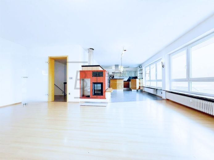 Massiv gebautes Wohnhaus mit Einliegerwohnung, Kamin und Waldrandlage – Innenaufnahmen