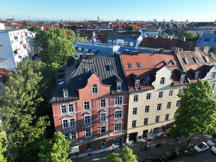 Schönstes Schwabing -kernsanierte DG-Wohnung in denkmalgeschütztem Altbau – Drohnenbild von oben