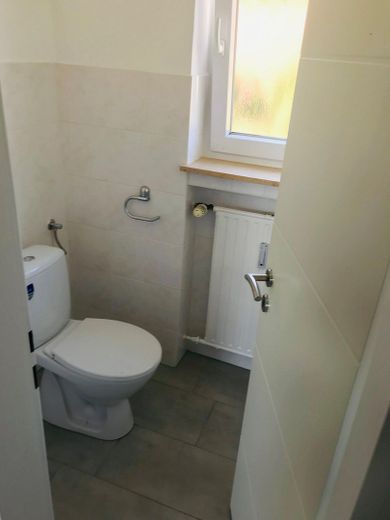 Appartement calme, lumineux et moderne de 3 à 4 pièces, avec cuisine et salle de bains, près de Dinkelscherben, avec jardin, garage, etc. – Separates Gäste WC