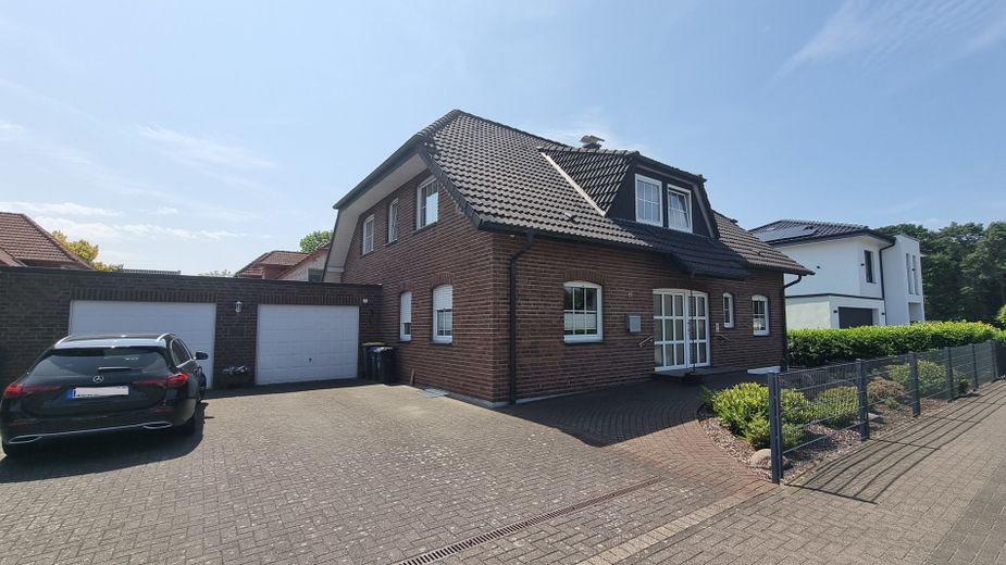 Straßenansicht mit Garagen