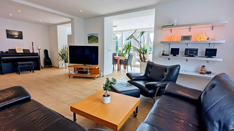 Ohne Makler: Modernisiertes 3-Familienhaus in Bordenau nahe Wald – Wohnzimmer