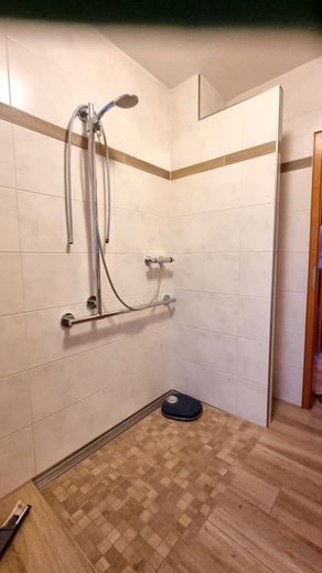 3-Zimmer-Erdgeschosswohnung, große Terrasse, ruhige/zentrale Lage – Bad 2