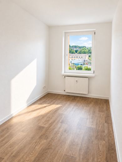 Appartamento di 3 locali completamente ristrutturato con ampio balcone e splendida vista a Thum – Referenzfoto Kinderzimmer