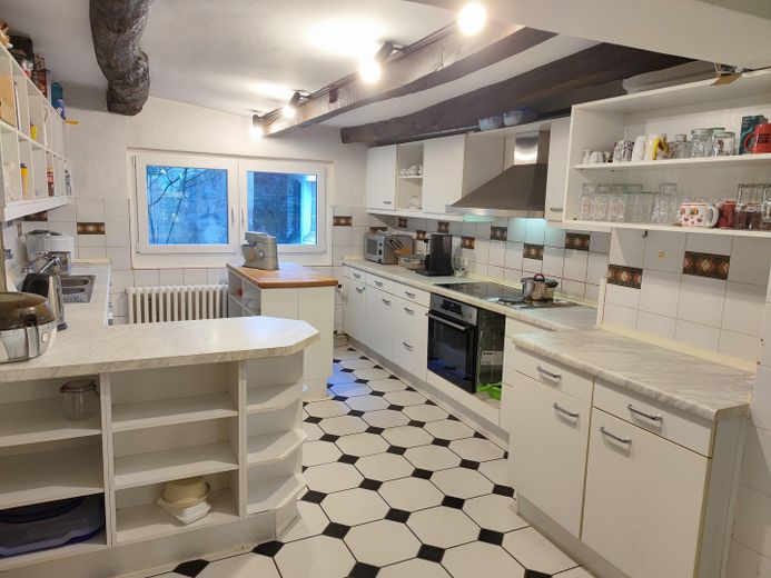 Sin intermediarios: finca con entramado de madera de alrededor de 1720 – aprox. 1.030 m² de superficie habitable/útil, salón, taller, edificio anexo – Große Küche im EG