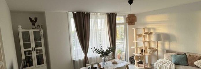 Wohnzimmer mit Balkon