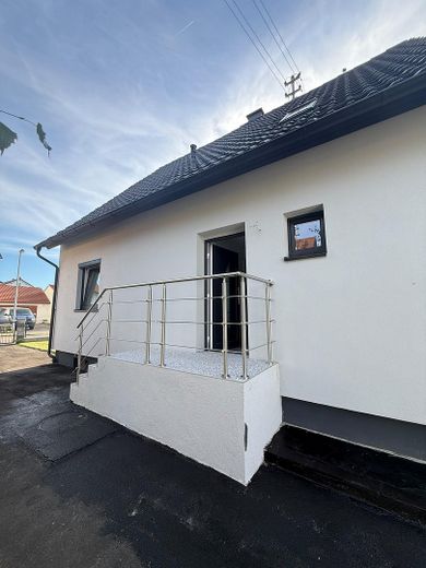 Charmantes, kernsaniertes Einfamilienhaus mit hochwertiger Ausstattung – Eingang