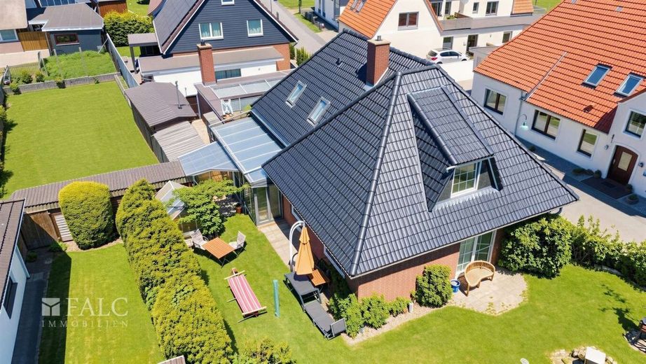 Provisionsfrei: modernisiertes Einfamilienhaus mit Pool und Sauna – Außenansicht