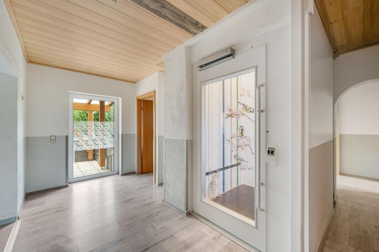 Großes Wohnhaus zur Nutzung als ZFH, Mehrparteivermietimmobilie oder Mehrgenerationenhaus – Flur im 1. OG mit Lift