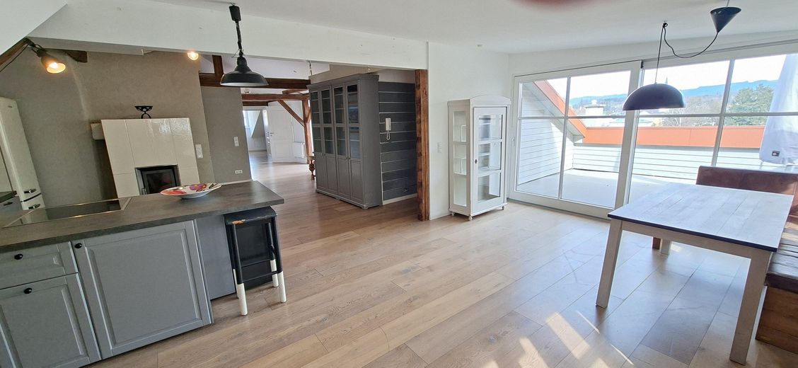 Großzügige Dachgeschosswohnung mit zwei Dachterrassen im Herzen der Altstadt von Laufen – Wohnbereich mit Aussicht