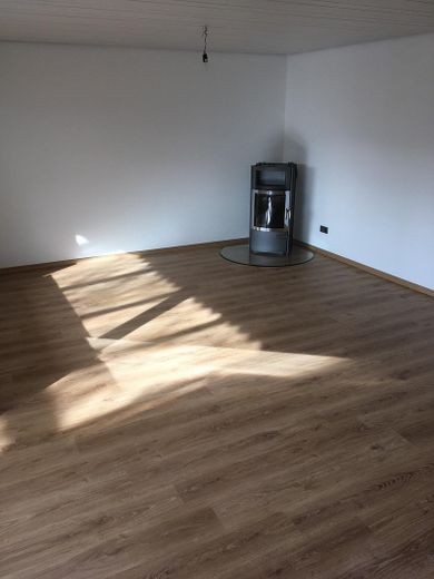 Spacious terraced house with garden, garage, fitted kitchen, and converted attic in Neu-Ulm/Gerlenhofen – Wohnzimmer EG