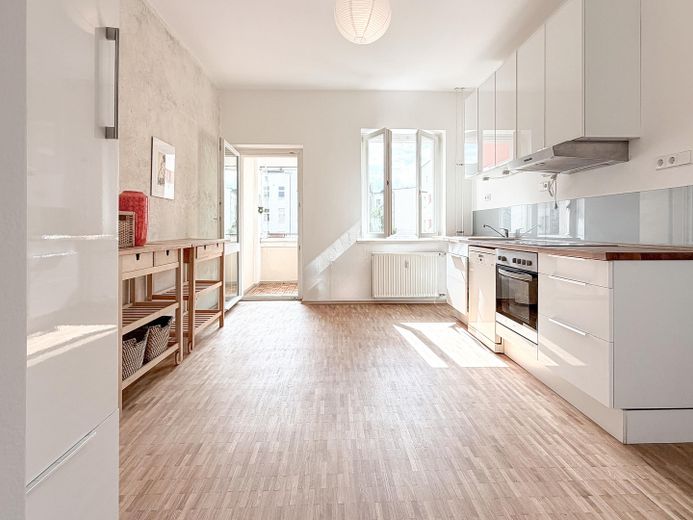 Jasne, loftowe mieszkanie 3-pokojowe, Prenzlauer Berg przy Volkspark Friedrichshain – Wohnküche mit Blick zum Balkon