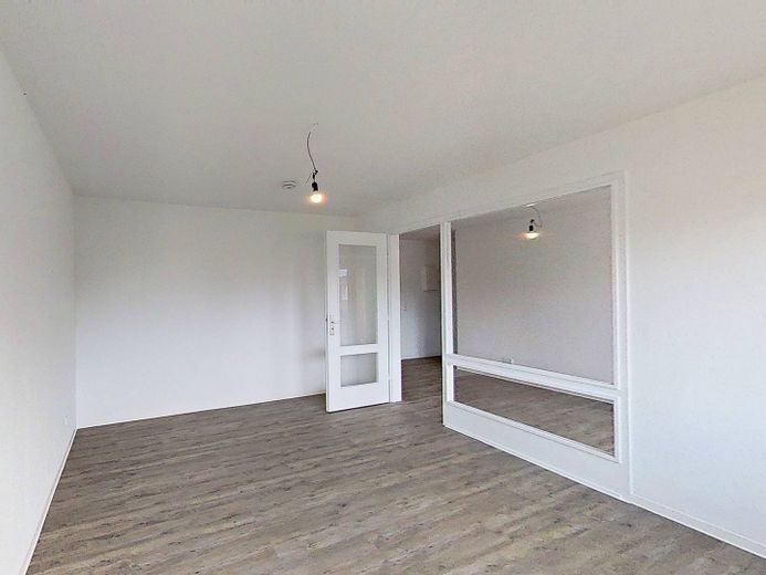 BIS ZU 3 NKM FREI: Schöne 3-Zimmer-Wohnung mit BALKON und intelligentem Grundriss in Kappeln-Ellenberg – Ansicht II: Wohn- und Esszimm…