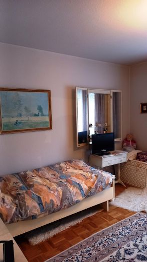 sonnige Wohnung mit Weitblick – Schlafzimmer möbliert