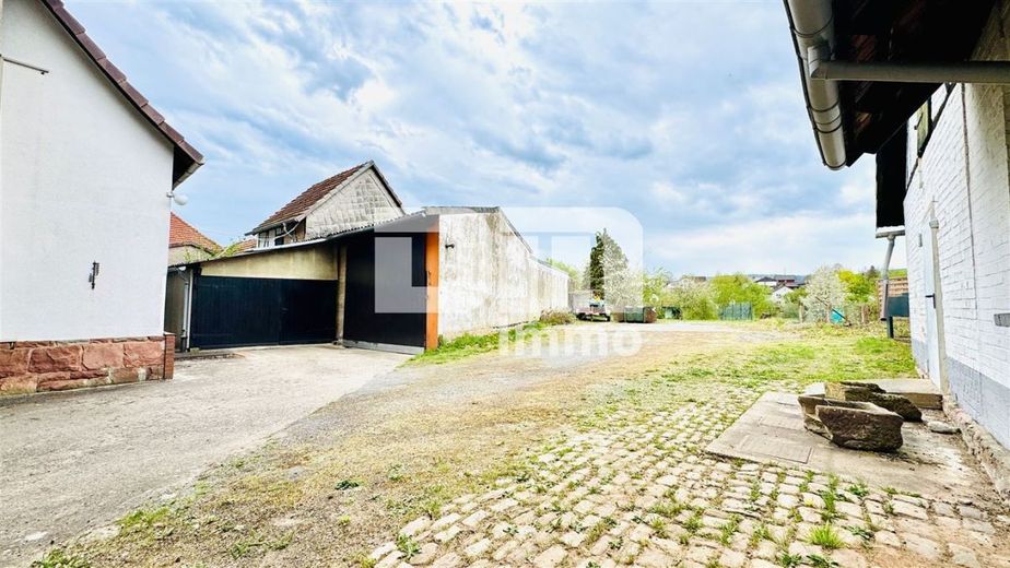 Einzigartiges Immobilien-Ensemble: Zwei Wohnhäuser MFH + EFH mit Halle auf ca. 5.300 m² Grundstück – Großer Innenhofbereich