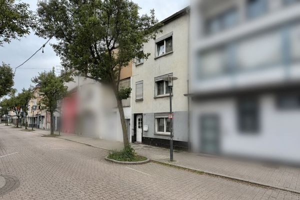 Sterk renovatiebehoeftige een- tot tweegeneratiewoning op een centrale locatie in Dillingen