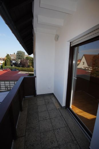 Appartement calme de 3 pièces au 1er étage d’une maison de 3 logements, balcon, cave, garage éventuellement – Balkon