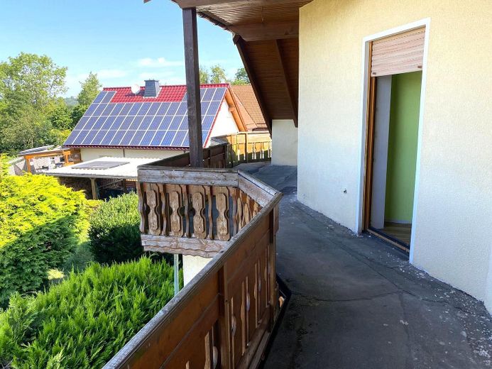 Freistehendes Einfamilienhaus mit Einliegerwohnung und Garage in ruhiger Lage (Sackgasse) von Brakel – Balkon