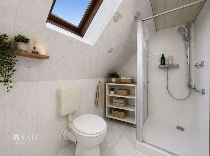 Provisionsfrei. Gepflegte Doppelhaushälfte in naturnaher Lage! – Badezimmer Dachgeschoss