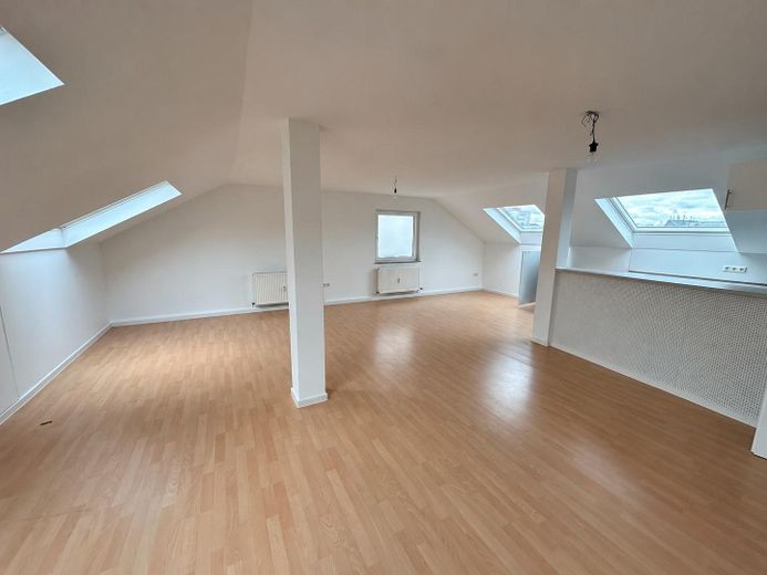 Bright 2-room attic apartment with fitted kitchen in a central location – Wohn- / Esszimmer