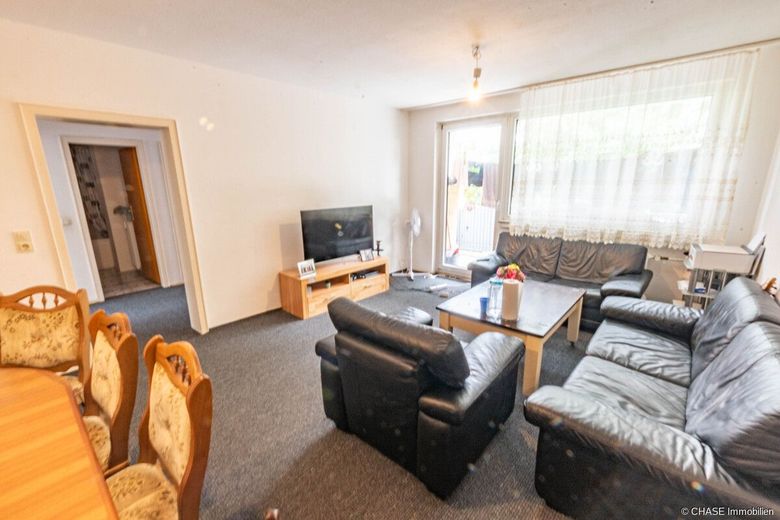Helle 5-Zimmer-Eigentumswohnung im 1. OG - Wohnen oder Vermieten in Hameln/Hastenbeck! – Wohnzimmer mit Balkon