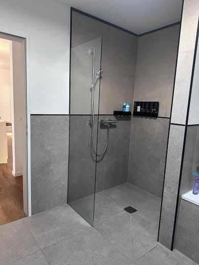 3 Zimmerwohnung mit Balkon in den Ferdinandshöfen – Dusche