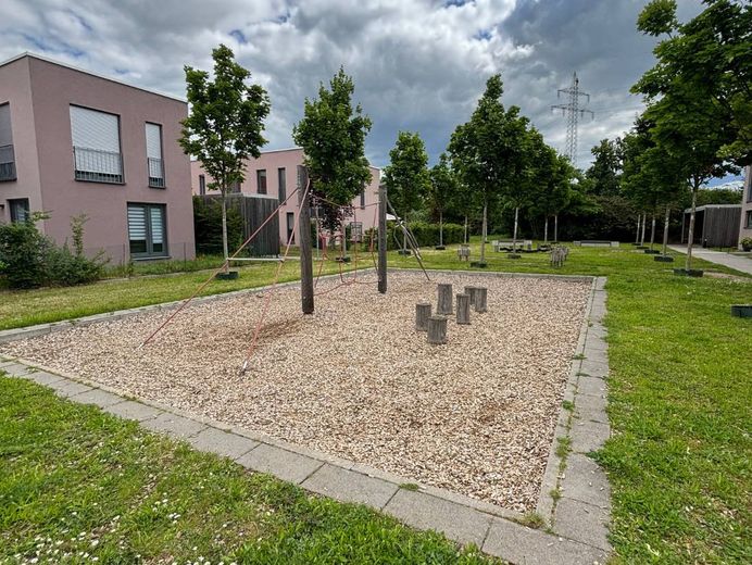Après rénovation : suffisamment d’espace pour votre famille ! - Grande maison mitoyenne en bout de rangée à Käfertal – Spielplatz