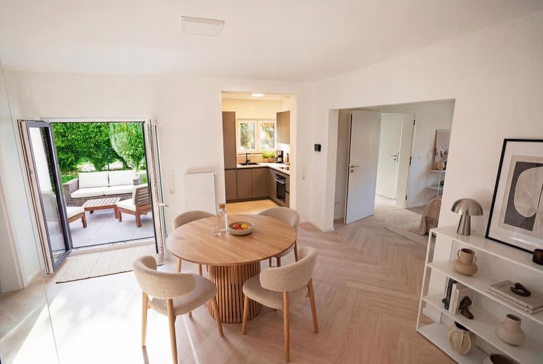 Freistehendes Designhaus am Wald | hochwertig modernisiert , einzugsbereit | 7 Stellplätze – KI_EG_Kueche_Esszimmer_bei_Tag