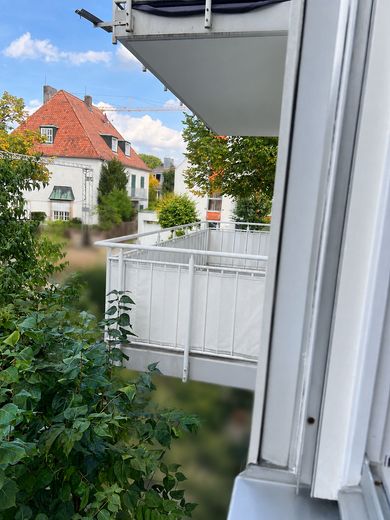 Frisch renovierte 2-Zimmer-Wohnung mit neuer Einbauküche und Balkon in Sendling-Westpark – Balkon, seitenansicht