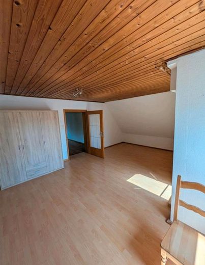 Ruhiges Einfamilienhaus freistehend mit großem Garten und Garagen – Photo 11