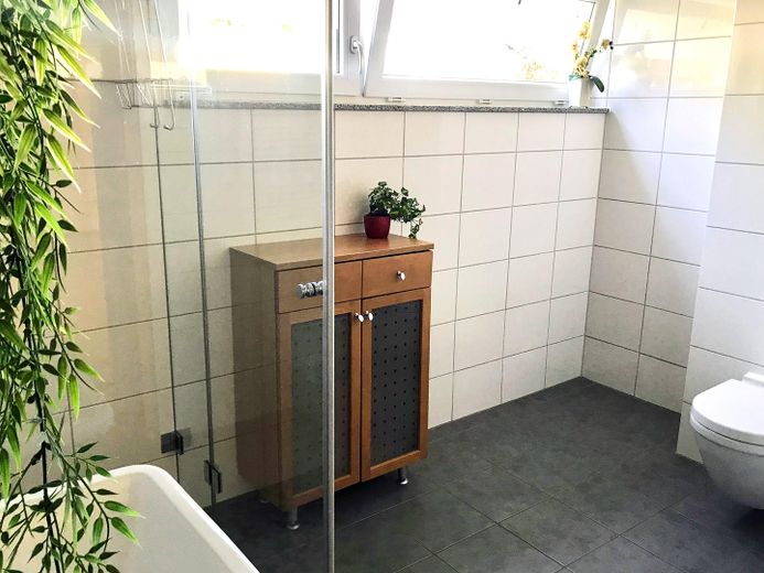 Vivienda acogedora en la ladera: luminosa, tranquila, accesible, con jardín y balcón – Badezimmer mit Fenster