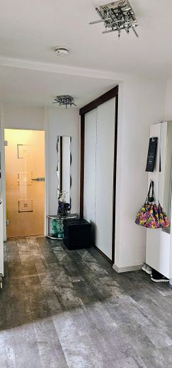 Zentrumsnahe, hochwertige, helle und ruhige 2 Zimmer Penthouse - Wohnung mit Aufzug – Einbauschrank im Flur