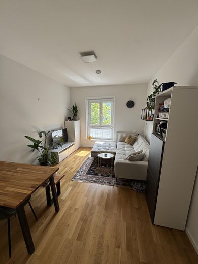 Bezugsfreie 2-Zimmer-Wohnung in Prenzlauer Berg mit EBK & Balkon – Wohnzimmer