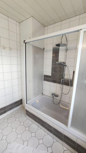 Duschbadewanne im EG